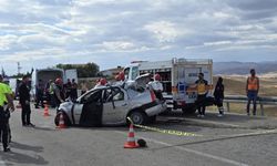Yozgat'ta Feci Kaza: Otomobil İkiye Bölündü, 3 Kişi Hayatını Kaybetti