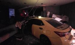 Mersin'de Ticari Taksi Mobilya Mağazasına Daldı: 1 Yaralı