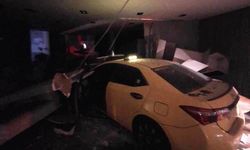 Mersin’de Ticari Taksi Mobilya Mağazasına Daldı