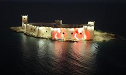 Mersin'in Simgesi Kızkalesi 'Ay Yıldızla' Aydınlandı