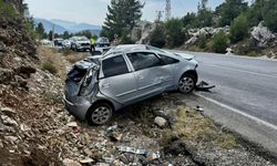 Akseki'de Otomobil Kayalıklara Çarptı: 5 Kişi Yaralandı