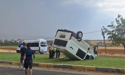 Gaziantep'te Kaygan Yolda Minibüs Takla Attı