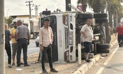 Tarsus'ta Korkutan Kaza: Kamyonet Yan Yattı, 2 Kişi Yaralandı