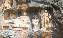 Mersin'in 'Gizli' Kanyonunda Kayalara Oyulmuş İnsanların Sırrı Ne? Yüzlerce Metrelik Uçurumun Kenarındaki O Figürler Kime Ait?