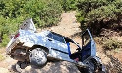 Feke’de Şarampole Devrilen Otomobil Kaya Üzerinde Kaldı: Yaralılar Var!