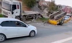 Kameralara Yansıyan An: Freni Boşalan Tır Park Halindeki Otomobile Çarptı!