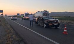 Konya Karapınar'da Otomobil Karşı Şeride Geçti: 4 Kişi Yaralandı