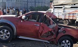 Mersin'de Park Halindeki Kamyona Çarpan Pikapta 3 Kişi Yaralandı