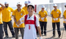 11 Yaşındaki Aras, Mezitli’de Sosyal Medyayı Sahile Taşıdı!