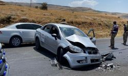 İki Araç Kafa Kafaya Çarpıştı: 7 Yaralı!