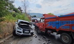 Sakarya’da Kamyonet ve Cip Çarpıştı: Yaralılar Var!