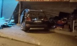Mersin’de Korkutan Kaza: Kontrolden Çıkan Araç İş Yerine Daldı!