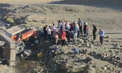 Faciaya Ramak Kala! Van’da Yayla Yolunda Traktör Römorku Devrildi: 8 Yaralı