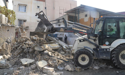 Mersin'de metruk bina kontrollü şekilde yıkıldı