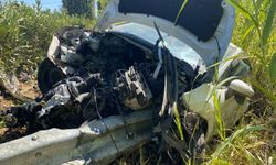 Antalya’da Korku Dolu Anlar: Otomobil Bariyerlere Çarpıp Şarampole Yuvarlandı!