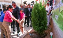 Vali Toros’tan Öğrencilere Sürpriz Başlangıç: İlk Zil ve Fidan Dikimi