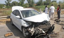 Manavgat’ta Feci Kaza! Otomobil Ok Gibi Bariyerlere Saplandı