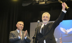 Mehmet Aslantuğ’dan anlamlı mesaj: “Ödülümü Zeydan Karalar adına alıyorum”
