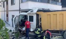 Mut’ta Trafik Faciası: Hafriyat Kamyonu Apartmana Girdi!