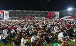 Tarsus’ta Futbol Ateşi: Vatandaşlar Dev Ekranda Coşkuyu Paylaştı