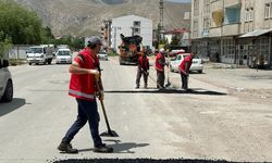 Elbistan`da hasar gören yollar onarılıyor