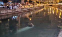Adana`da virajı alamayan otomobil sulama kanalına düştü: 3 yaralı