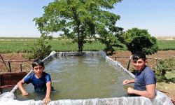 Diyarbakır'da sıcaklardan bunalan çocukları için römorku havuza çevirdi