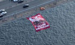 Kadın Voleybol Milli Takımı'nın şampiyonluk bayrağı, boğazdaki köprülere asıldı