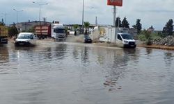 Hatay`da yağış sonrası yollar göle döndü