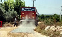 AKDENİZ'DE İMARLI YOL AÇMA VE SOĞUK ASFALT SERİM ÇALIŞMASI HIZ KAZANDI