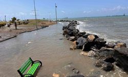 İskenderun`da fırtınada sahil şeridini su bastı