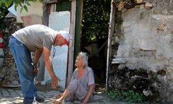 Yaşlı ve bakıma muhtaç komşusu için gözyaşlarına boğuldu