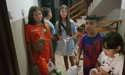 Alanya`ya tatile gelen turist çocuklar Türk çocuklarla birlikte şeker topladı
