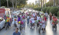 Süslü kadınlar, bisiklet farkındalığı için pedal çevirdi