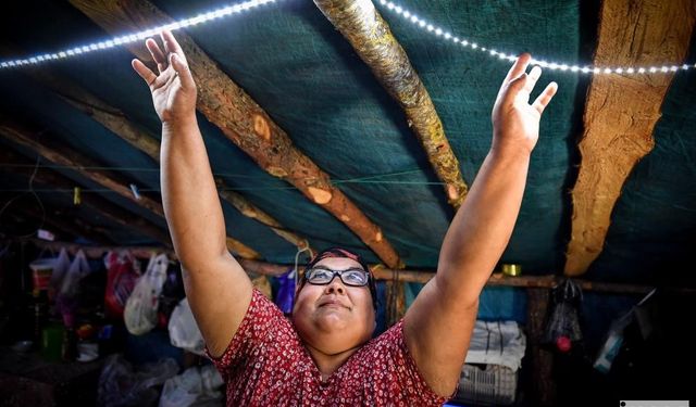 Mersin'de Çadırda Yaşayan Aile Elektriğe Kavuştu