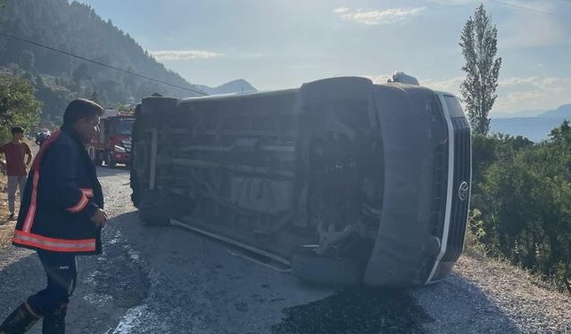 Çamlıyayla'da Devrilen Minibüste 11 Kişi Yaralandı