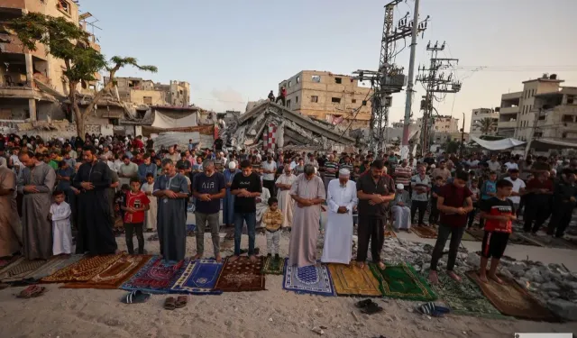 Gazze'de Bayram Sabahı: Filistinliler, Enkazların Arasında Namaz Kıldı