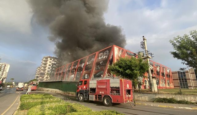 Mersin'de Elektronik Eşya Üreten Fabrikada Yangın... Alevler Metrelerce Yükseldi