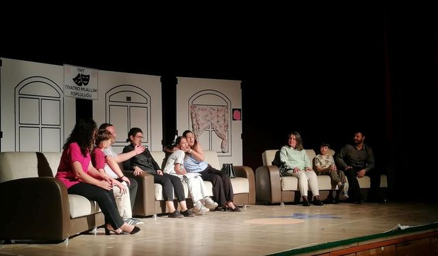 Mut’ta Öğretmenlerden Tiyatro Şöleni: “Gülelim Güldürelim” Ayakta Alkışlandı