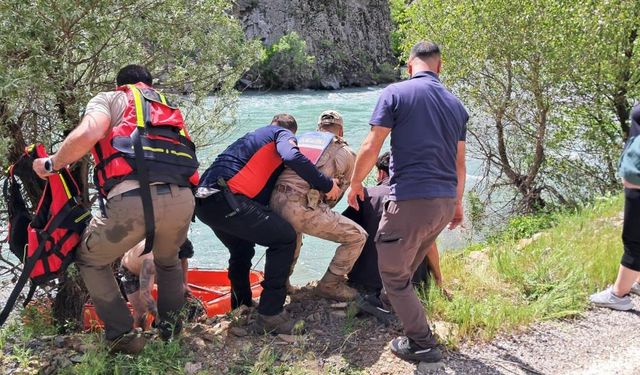 Munzur Nehri’nde Can Pazarı! Yüzmek İsteyen Vatandaş Güçlükle Kurtarıldı