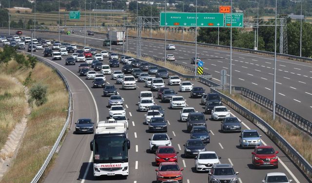Tatilciler Dönüyor: Kuzey Marmara Otoyolu Kilitlendi
