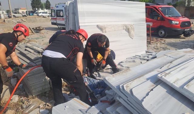 Mermer Bloklar Devrildi: 2 Yaralı