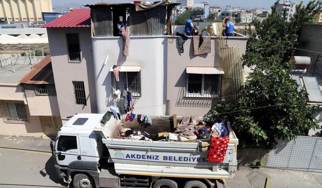 Mersin'de Bir Evden 2 Kamyon Çöp Çıkarıldı