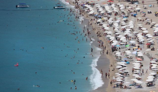 Ölüdeniz'de Bayram Yoğunluğu: Trafik Durdu, Plajlar Dolup Taştı