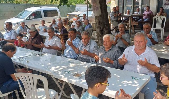 Tarsus’un Ulaş Mahallesi’nde İmece Usulü Aşure Etkinliği