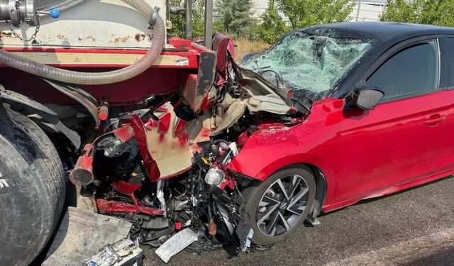Süt Tankerine Çarpan Otomobilin Sürücüsü Ağır Yaralandı, Kaza Kamerada