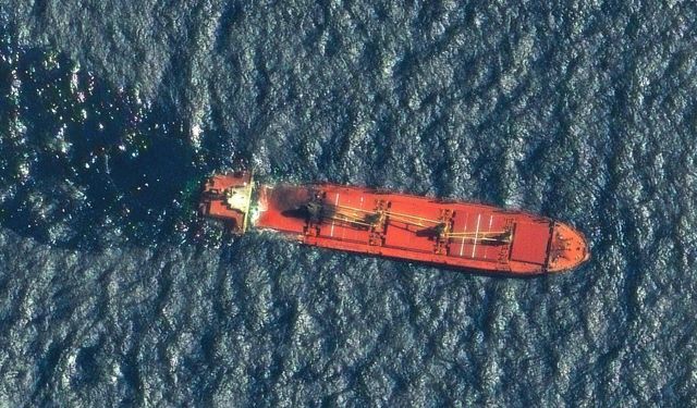 Roket ve İDA’larla Vurulan Yük Gemisi Kızıldeniz’e Gömüldü