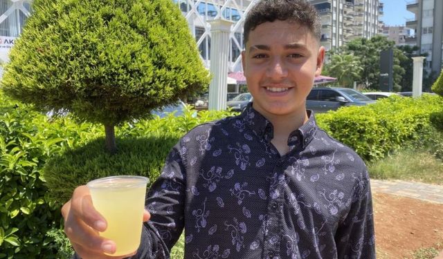 Mersin’de 15 Yaşındaki Emir, Termosuyla Limonata Satıyor, Peki Hayali Ne?