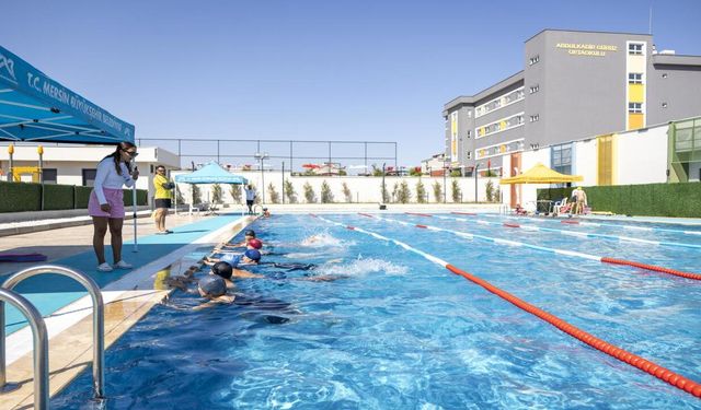 Mersin Büyükşehir’in Ücretsiz Yüzme Kurslarıyla Binlerce Kişi Yüzme Öğreniyor