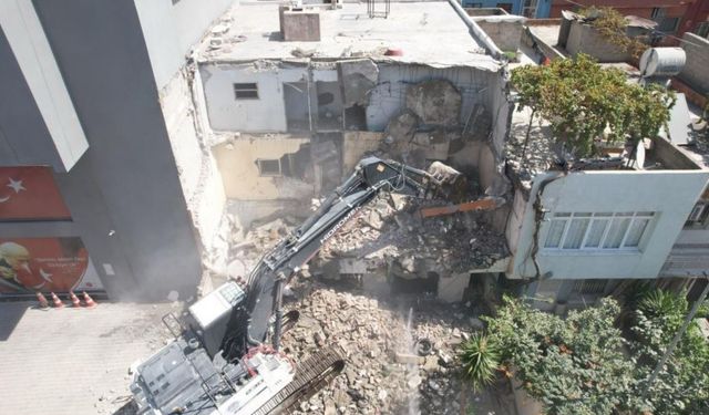Akdeniz Belediyesi Sahada: Mahalle Sakinleri Rahat Nefes Aldı
